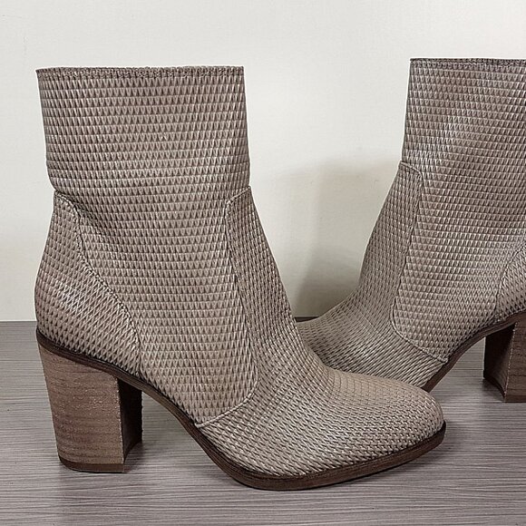 Hinge Daphne Bootie, Light Grey Leather, Womens Size 6.5 - Picture 7 of 9